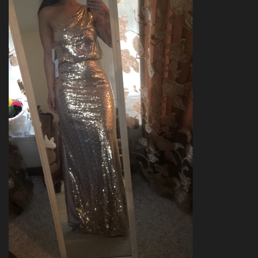 Long gold sequin dress 👗